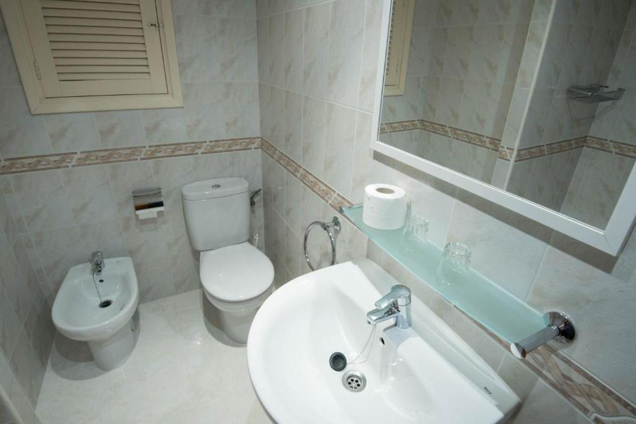 Hostal Mayol Santa Eularia des Riu Exterior foto